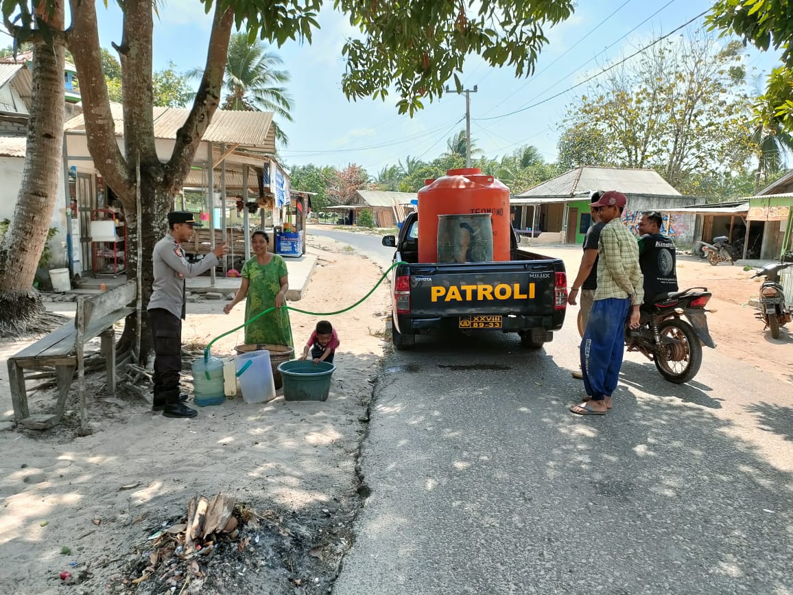Polsek Lepar Pongok Salurkan Bantuan Air Bersih ke Warga Dusun Simpang Tiga 2 IMG 20231026 WA0044