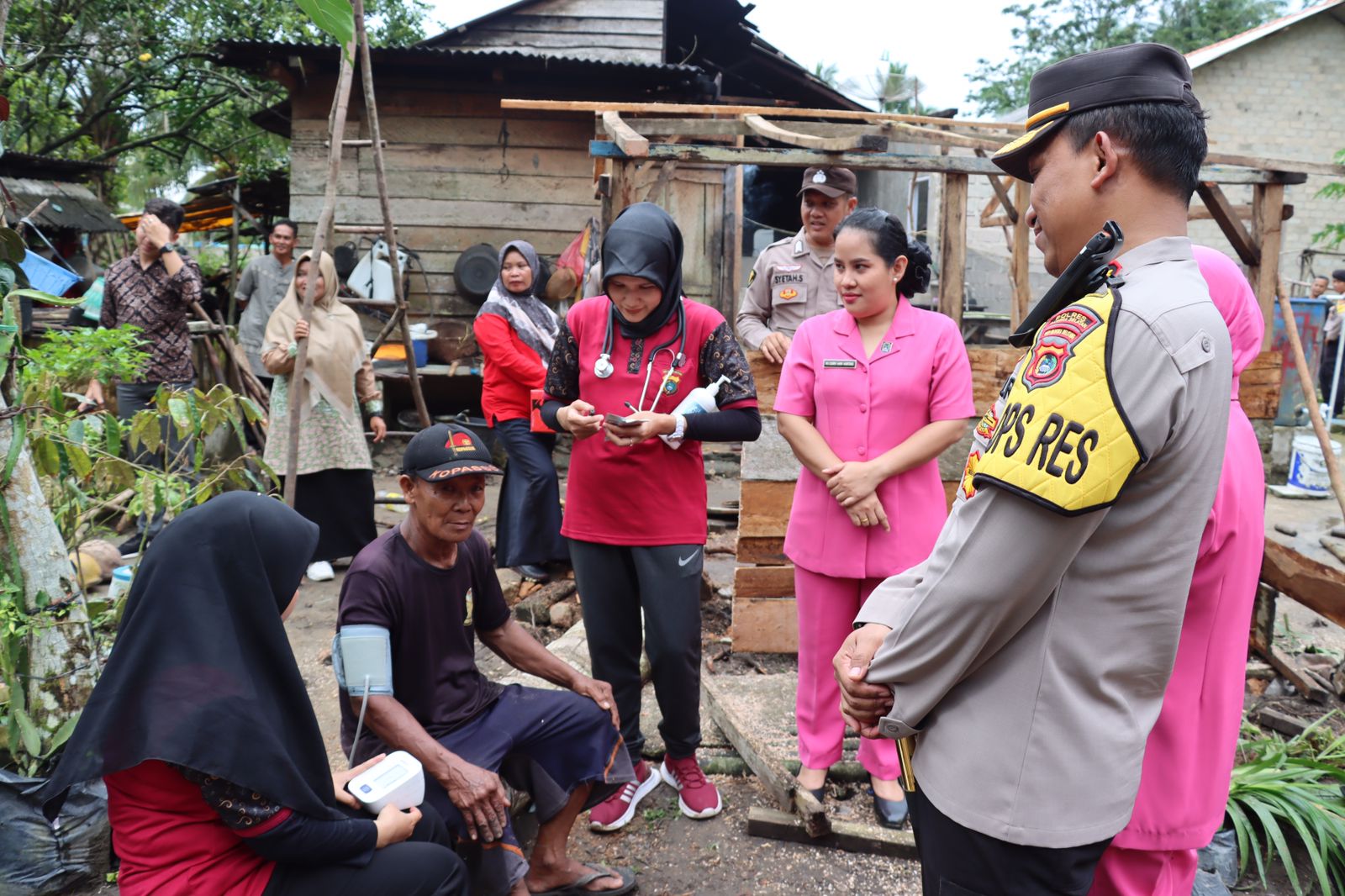Polres Basel Berikan Bantuan Sosial dan Layanan Kesehatan kepada Korban Angin Puting Beliung 2 IMG 20240126 WA0022