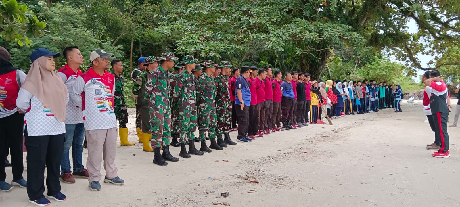 Mengangkat Semangat Gotong royong, Kodim Basel dan DLH Bersinergi dalam Aksi Bersih Lingkungan 3 IMG 20240223 WA0016