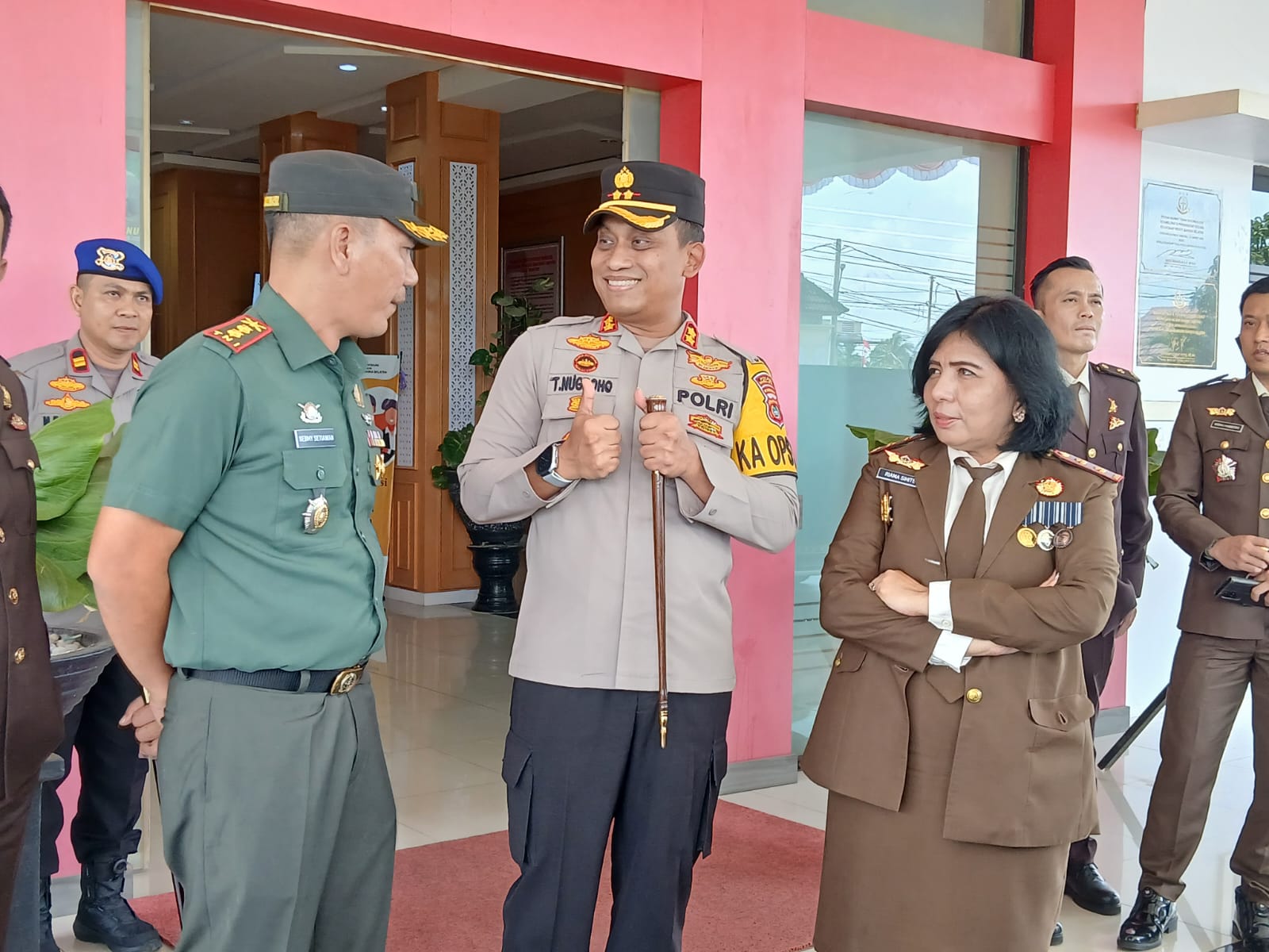 Kapolres Basel didampingi Dandim Bawa Nasi Tumpeng, Pererat Sinergi dengan Kejari di Hari Bhakti Adhyaksa ke-64 2 IMG 20240722 WA0018