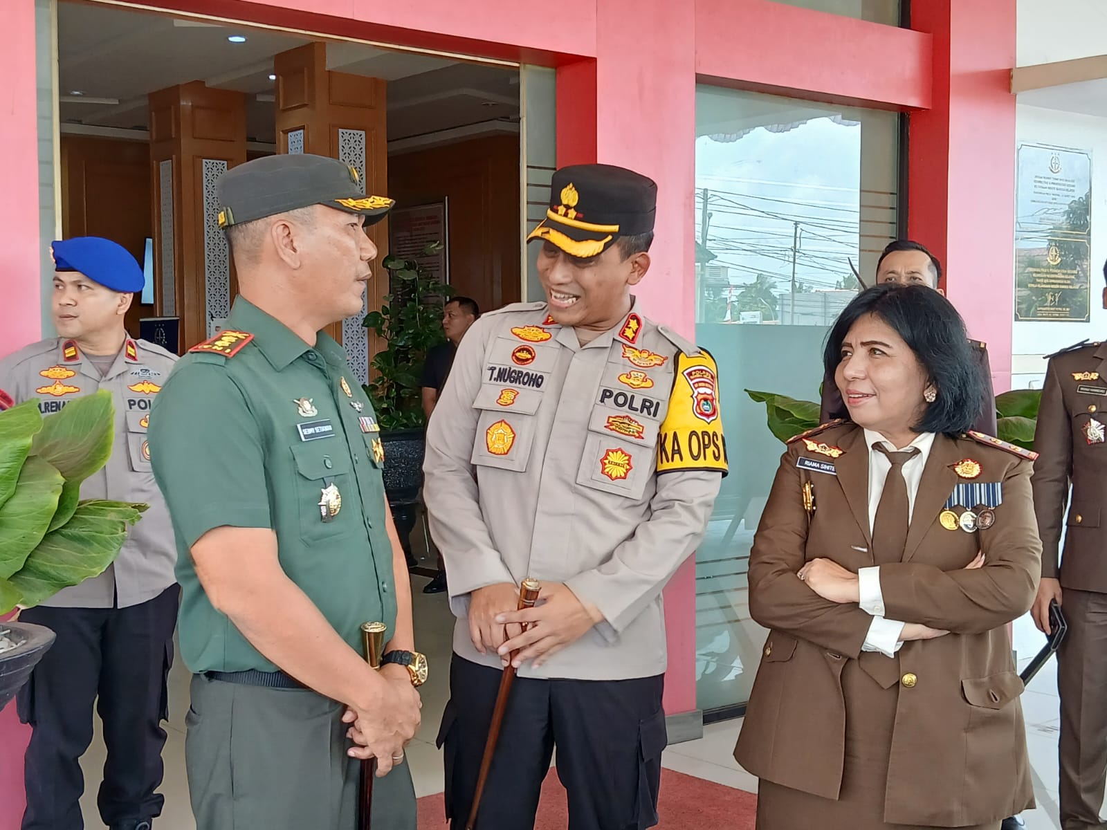 Kapolres Basel didampingi Dandim Bawa Nasi Tumpeng, Pererat Sinergi dengan Kejari di Hari Bhakti Adhyaksa ke-64 3 IMG 20240722 WA0019