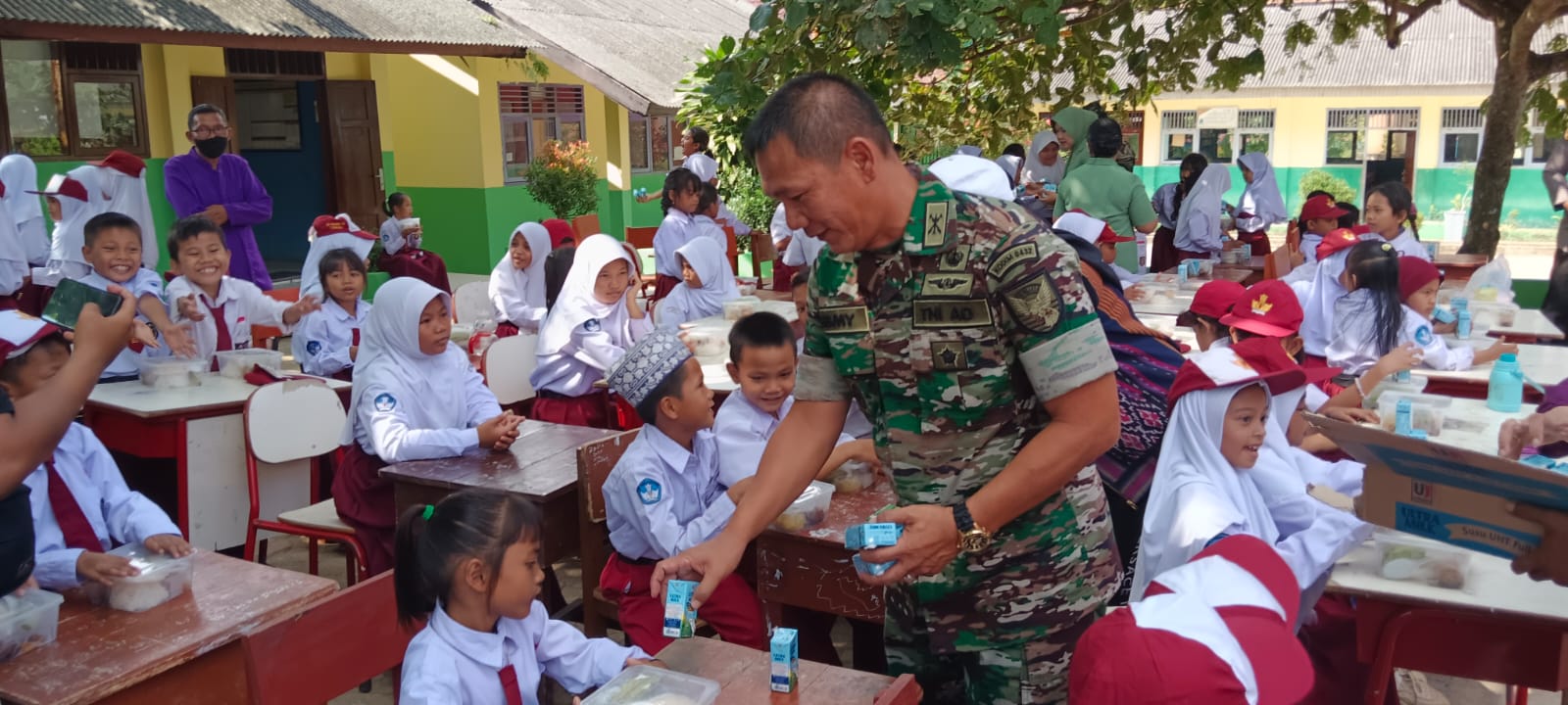 Kodim 0432/Basel Tingkatkan Gizi Anak dengan Program "Dapur Masuk Sekolah" di SDN 20 Toboali 2 IMG 20240726 WA0025