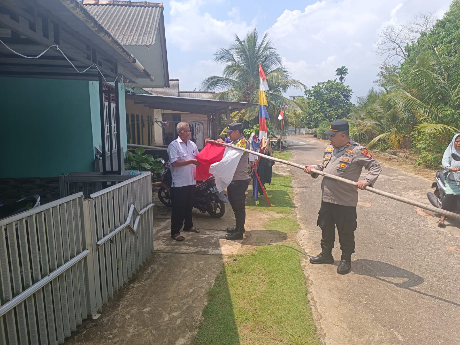 Polsek Payung Bagikan Bendera Merah Putih, Ajak Warga Semarakkan HUT ke-80 RI 1 IMG 20250806 WA0044