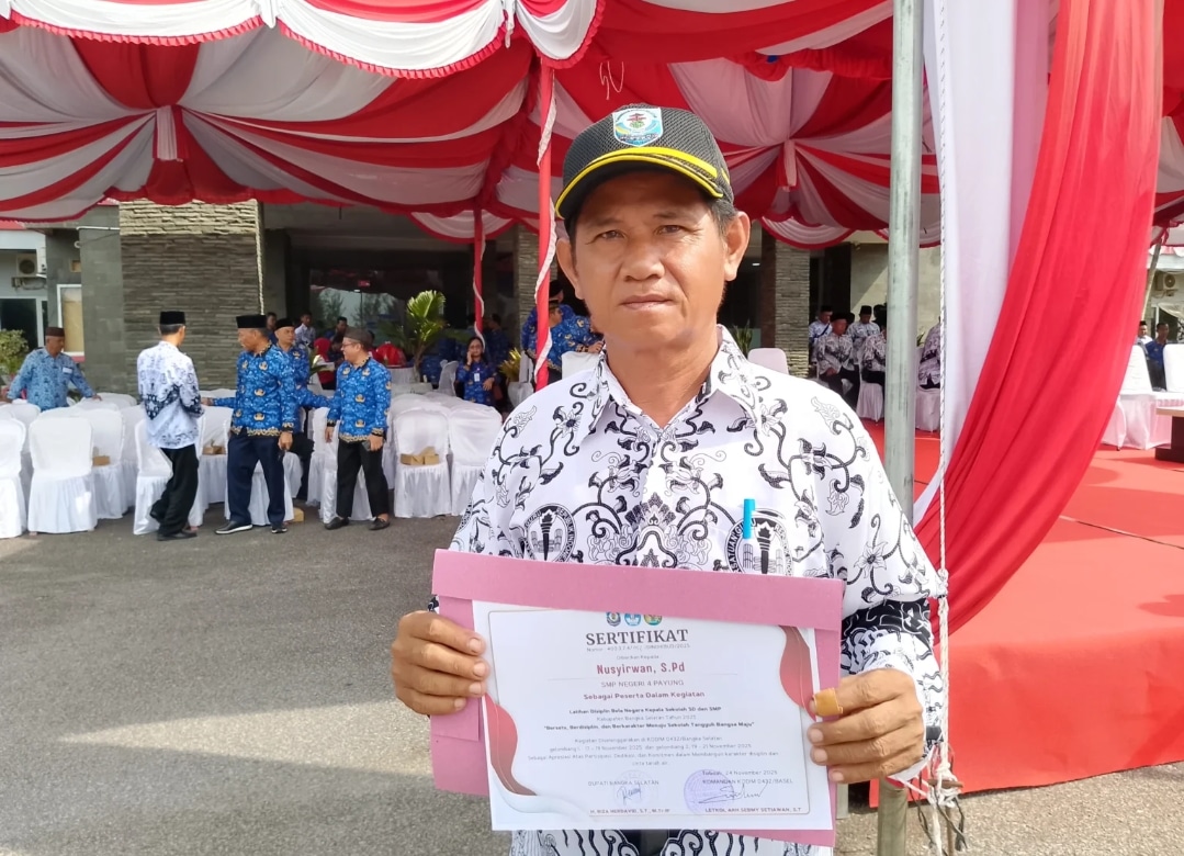 Guru Berdedikasi 34 Tahun, Nusyirwan S.Pd., Terima Penghargaan HUT PGRI Ke-80 1 IMG 0847 2468