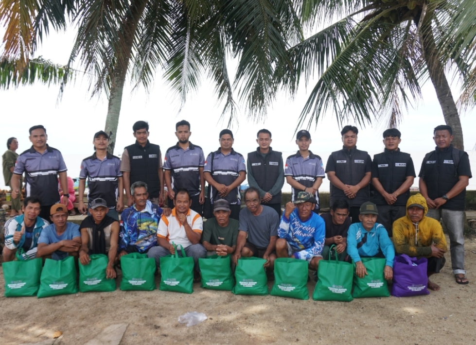 Jum’at Berkah, Tim Baher Bagikan 60 Paket Sembako untuk Nelayan Pesisir Tanjung Ketapang 1 IMG 0865 0865