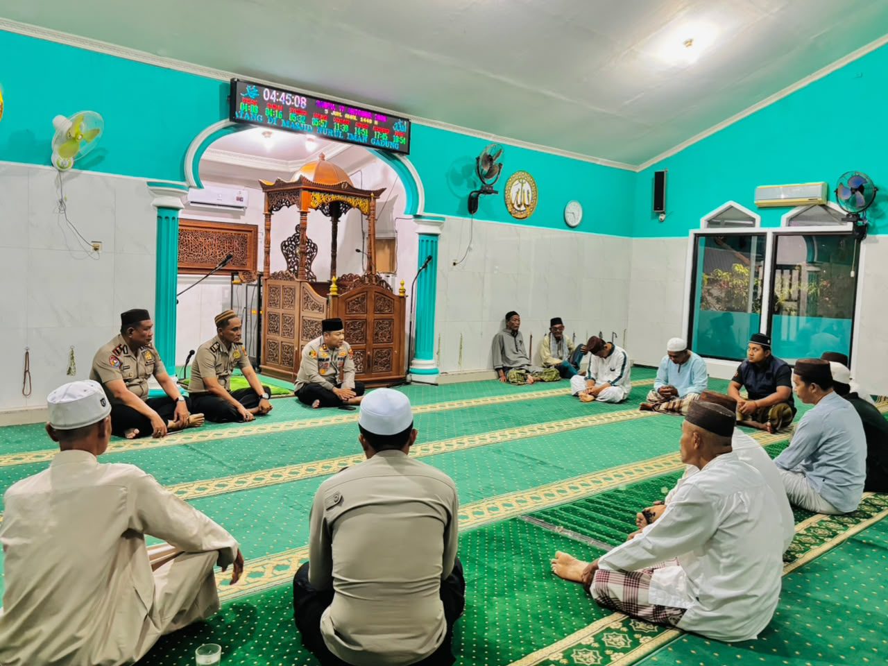 Kapolres Bangka Selatan Pimpin Subuh Keliling di Masjid Nurul Iman, Ajak Warga Jaga Persatuan 1 IMG 20261017 WA0022