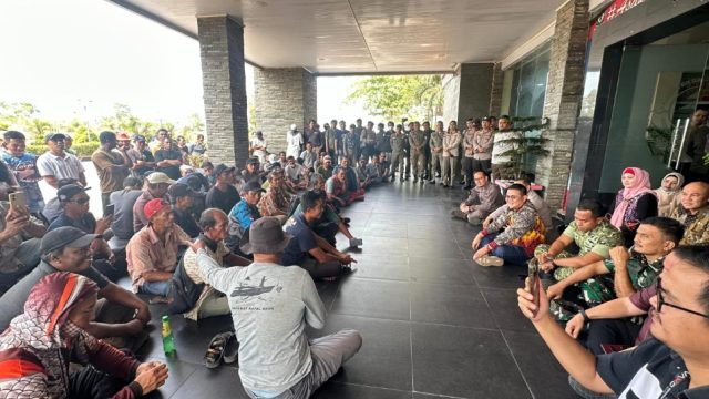 Bupati Riza Herdavid Tegaskan Komitmen Bersama Nelayan Tanjung Ketapang Tolak Tambang Ilegal 1 IMG 8557 9657